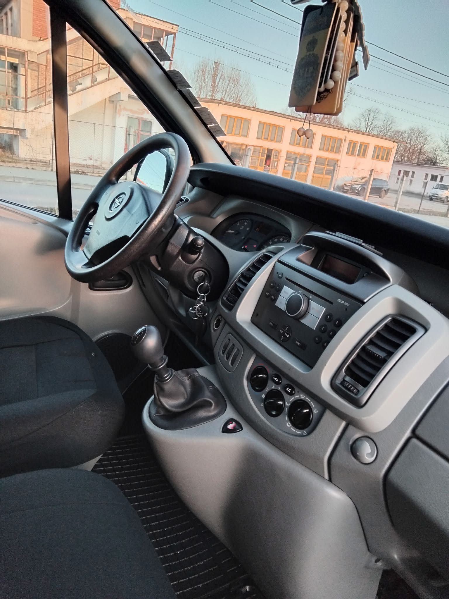 Vând Opel vivaro 2.0diesel 115cp, an 09.2008