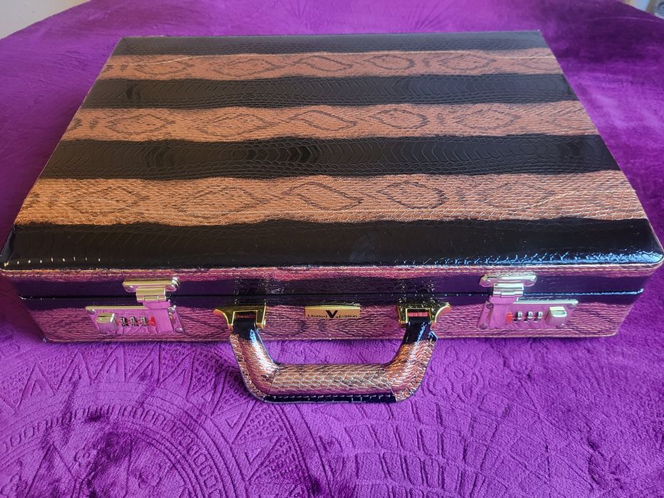 Продавам комплект прибори за  хранене с позлатени елементи