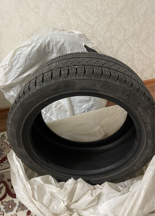 Шины зимные235/45r17 97v  комплект 4 штуки,отличные состояние