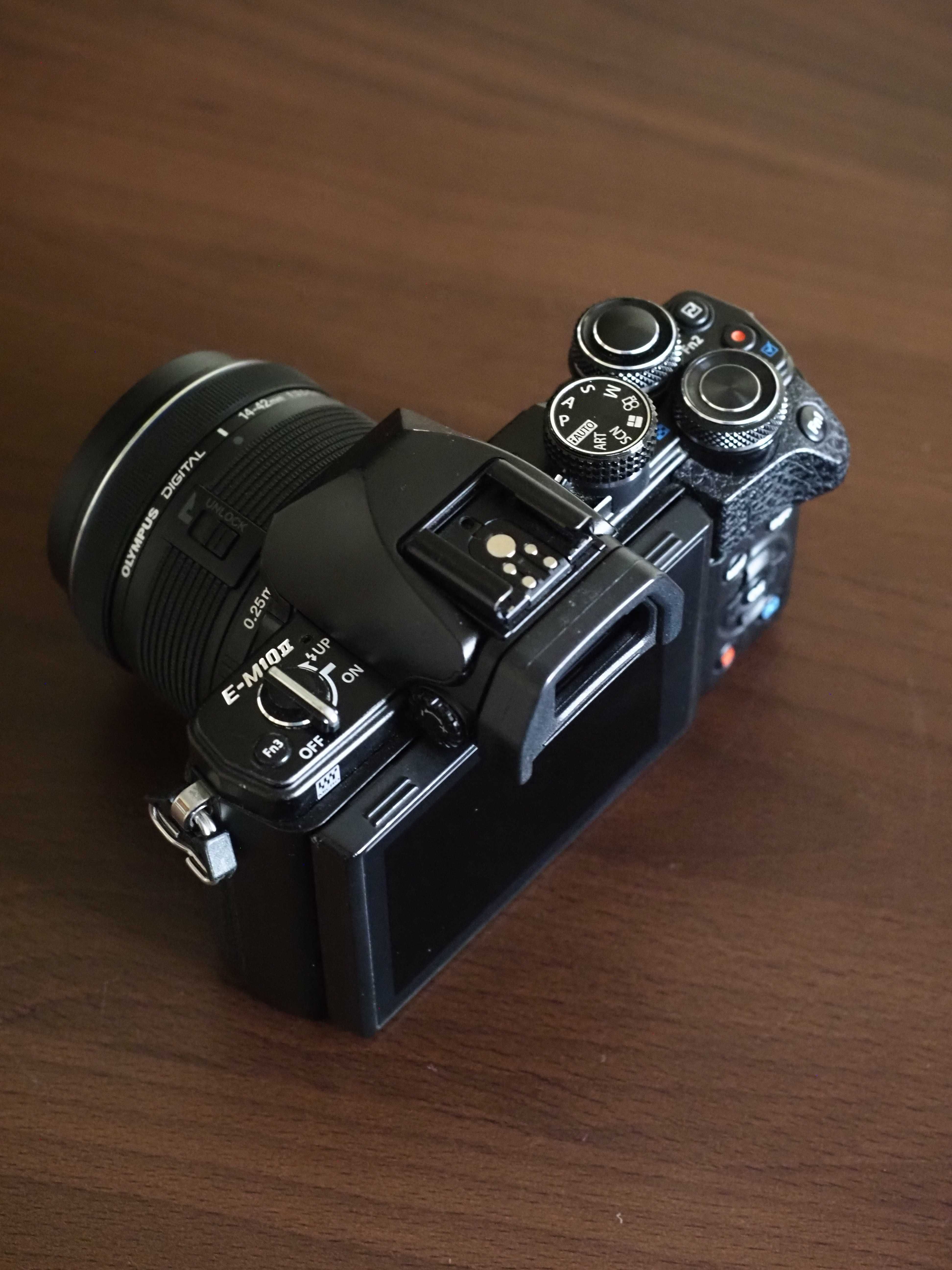 Olympus OM-D E-M10 Mark II - Kit cu Obiectiv 14-42mm f3.5-5.6 II R MSC