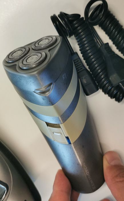 Aparate de ras barbierit Philips si Remington