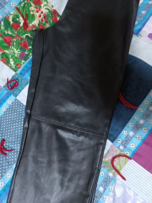 Pantaloni piele ecologică marca Stradivarius mărimea S.