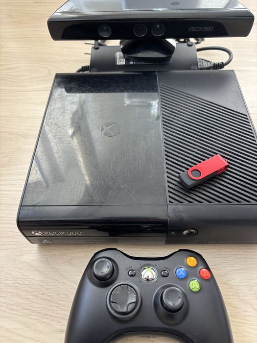 Xbox 360 E, Modat, 500GB, senzor Kinect, maneta