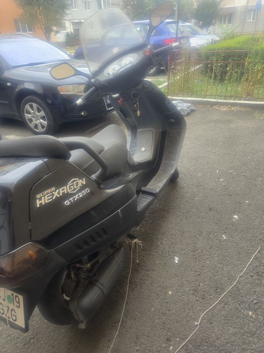 Vând Piaggio hexagon GTX250
