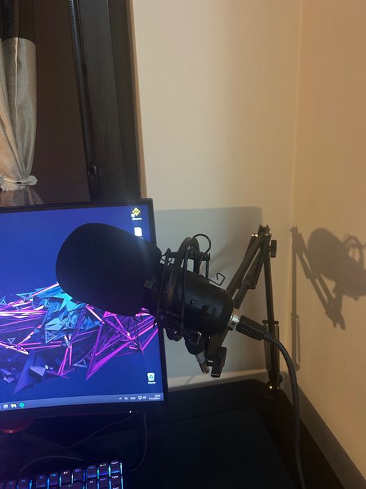 Гейминг компютър с периферни устройства