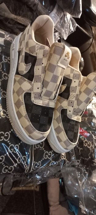 Vând adidași diferite marcii