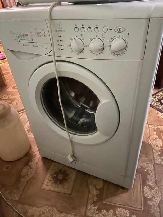 Стиральная машинка indesit (на запчасти )