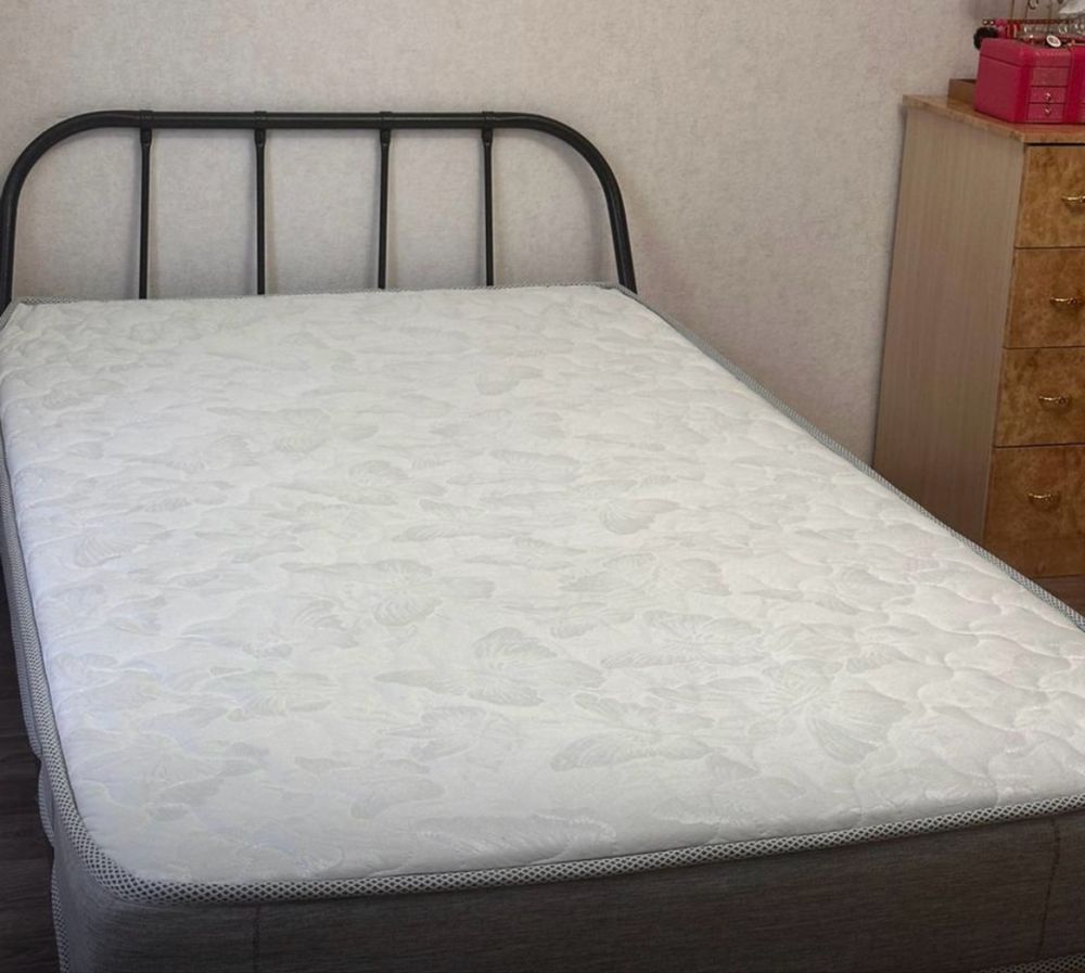 Продам кровать с матрасом