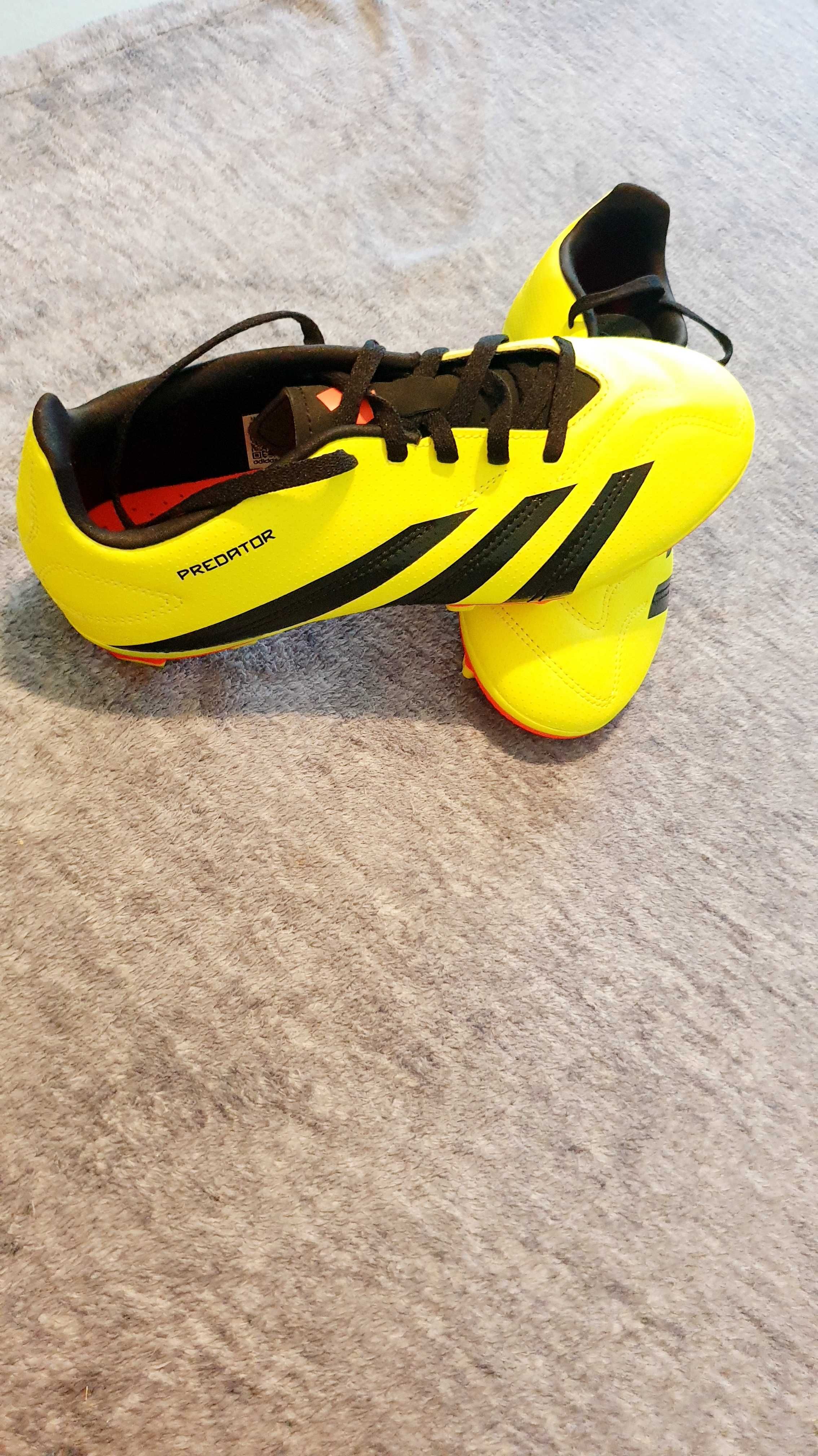 Ghete de Football Adidas Predator noi nouțe.