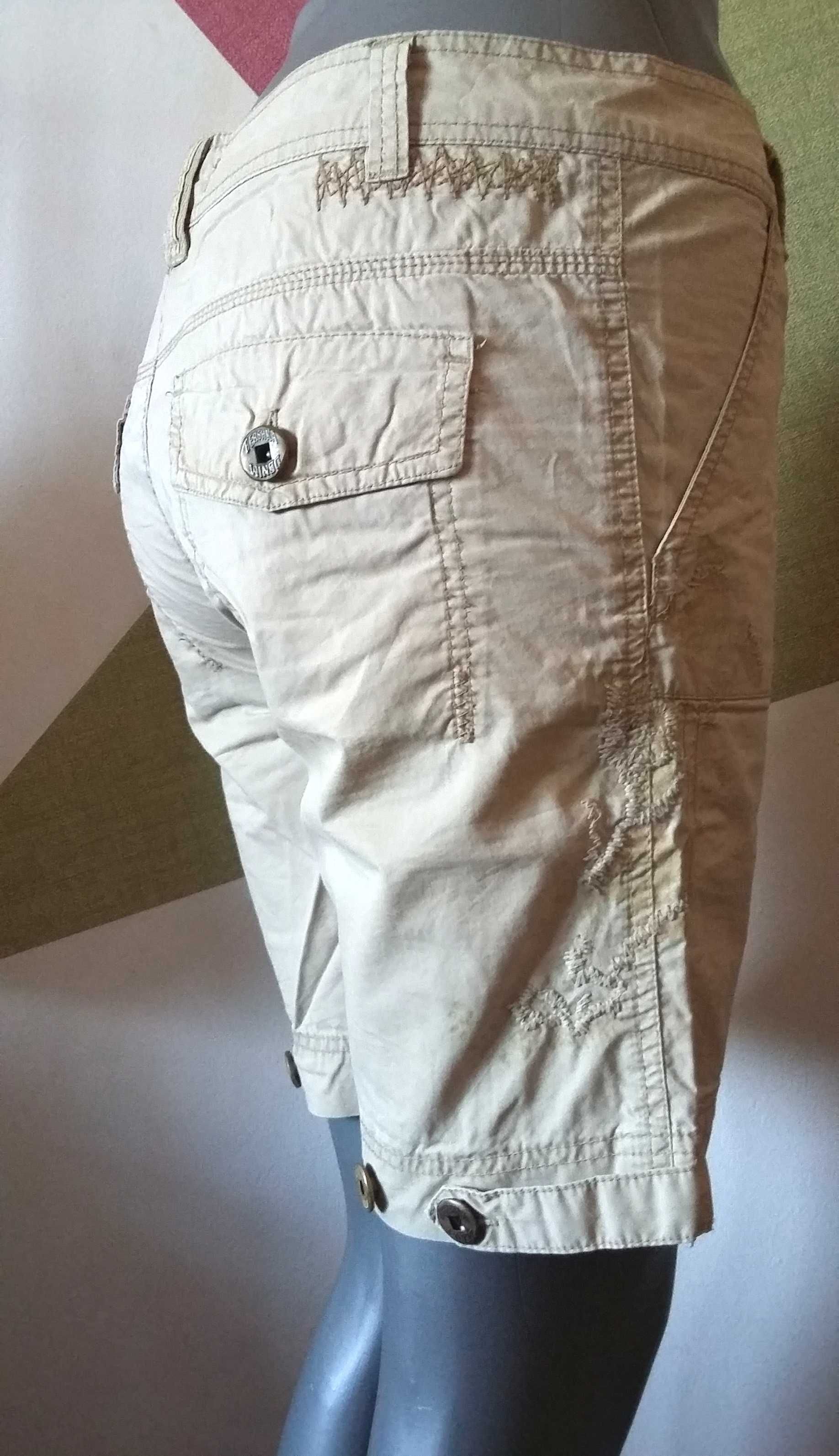 Bermude Pantaloni scurti Bershka buzunare cusaturi haioase imprimeu
