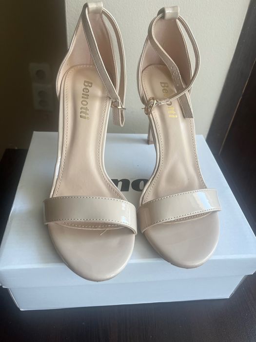 Бежави обувки на ток 35 номер