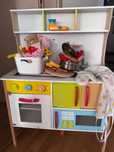 Bucatarie Ikea cu multe accesorii de lemn