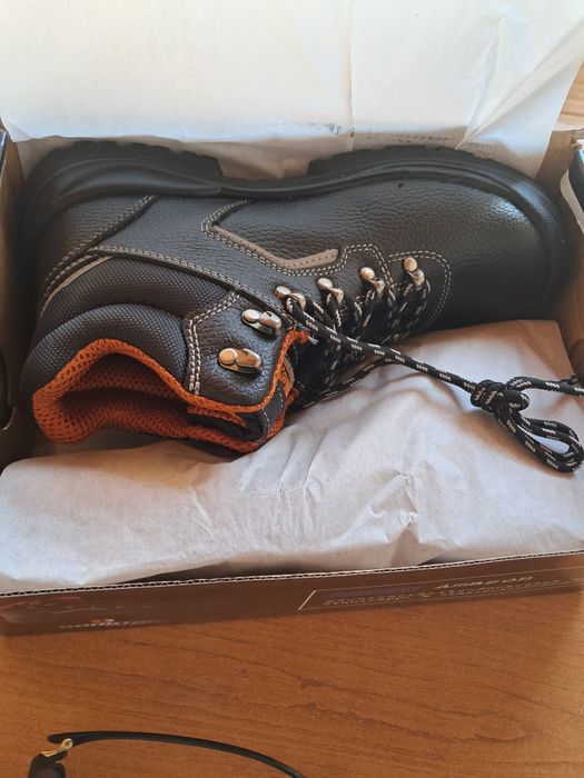 Vând incaltaminte de lucru mărimea 42