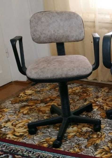 Офисное кресло в хорошем состоянии