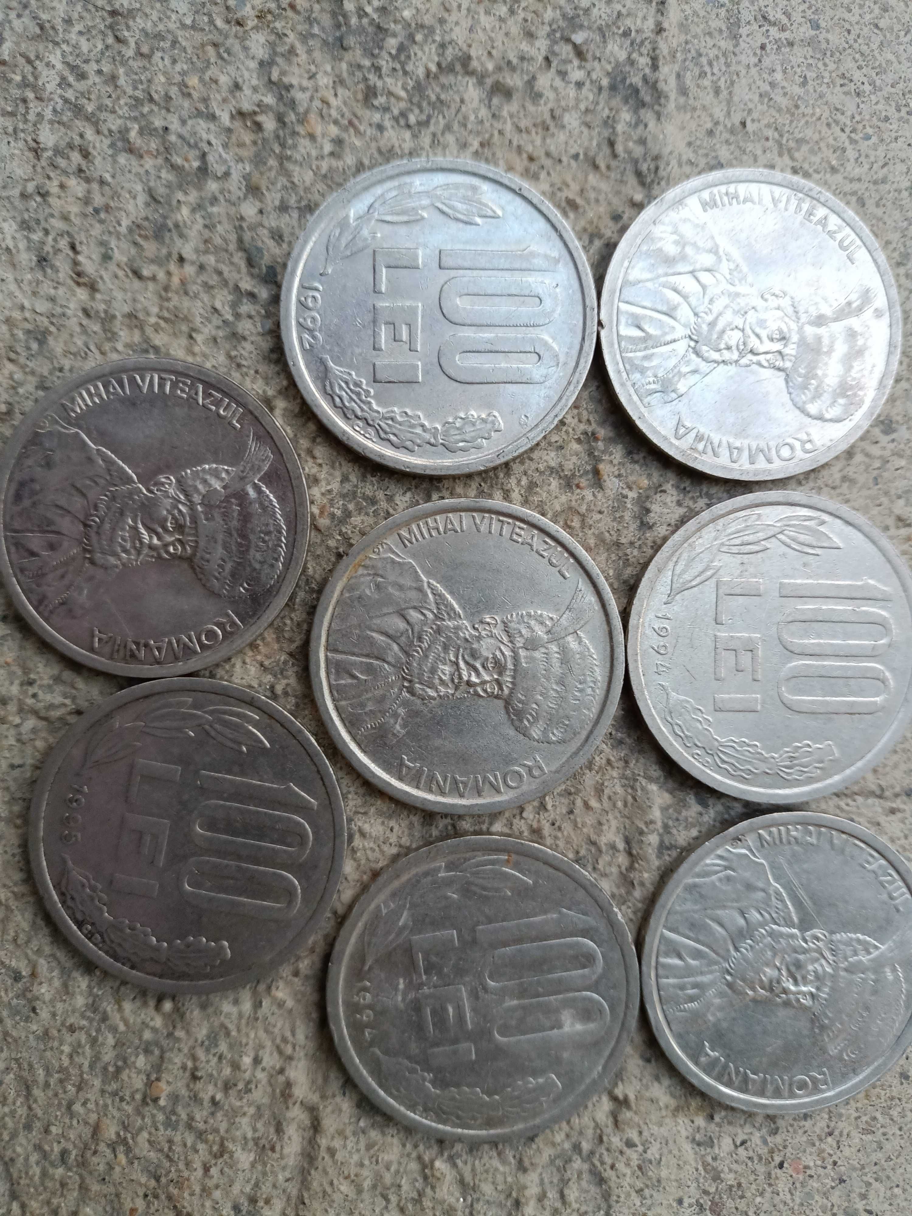 Vând diferite monede.