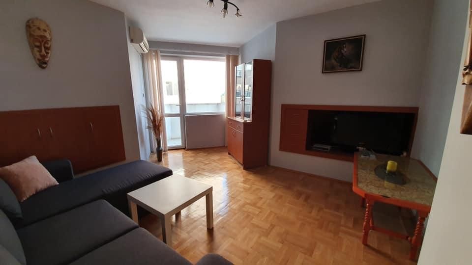 Дава се под наем Тристаен апартамент в Варна, Спортна зала - 80 кв.м за 485 € - Снимка #2