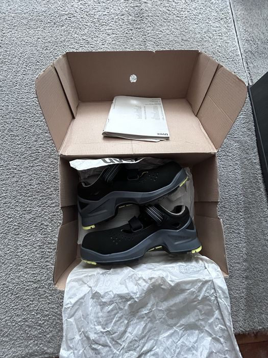 UVEX работни обувки в черен цвят. Нови 39