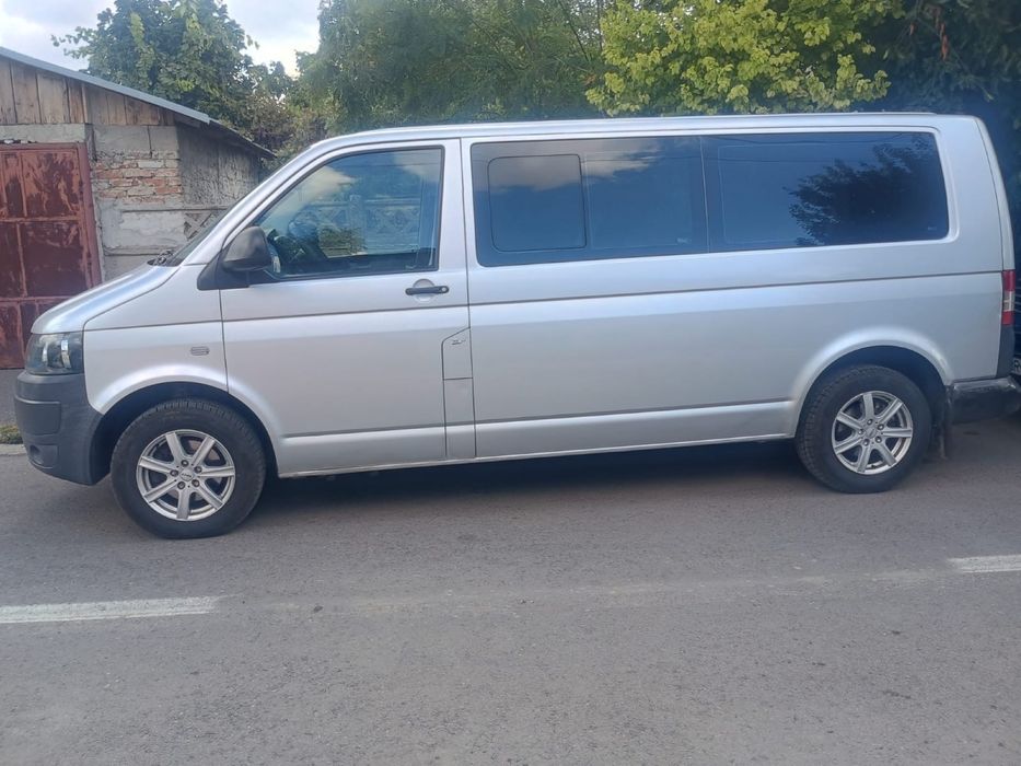 Inchiriez Volkswagen Transporter 8+1