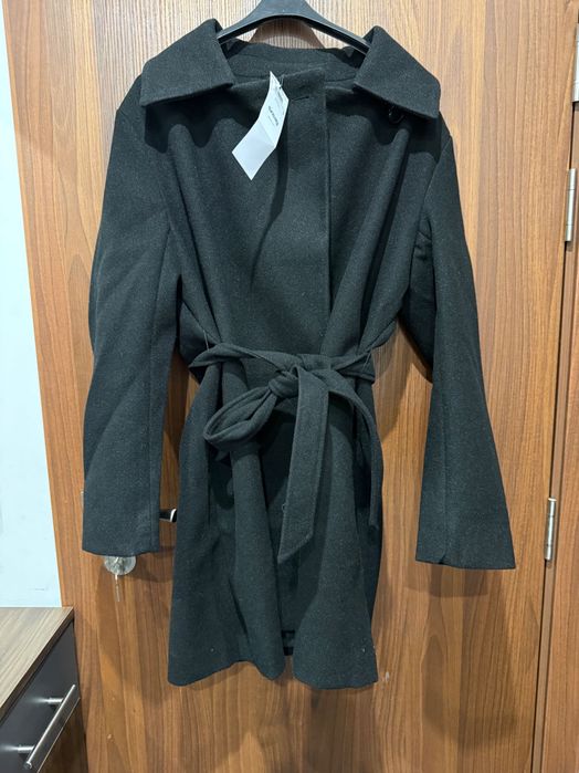 Палто с връзващ се колан