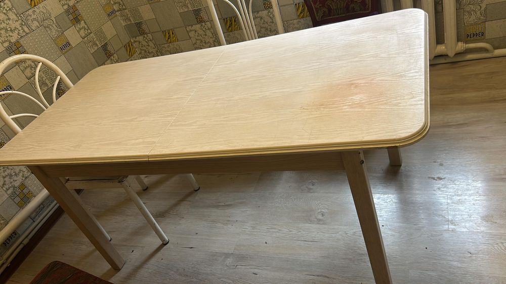 Продаются стол и 2 стулья