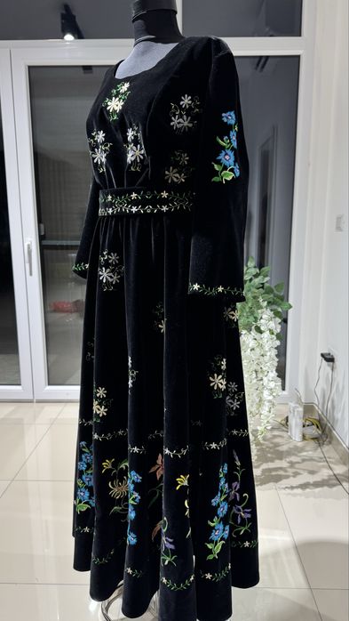 Unicat! Rochie artizanala brodata cu fir de matase pe catifea