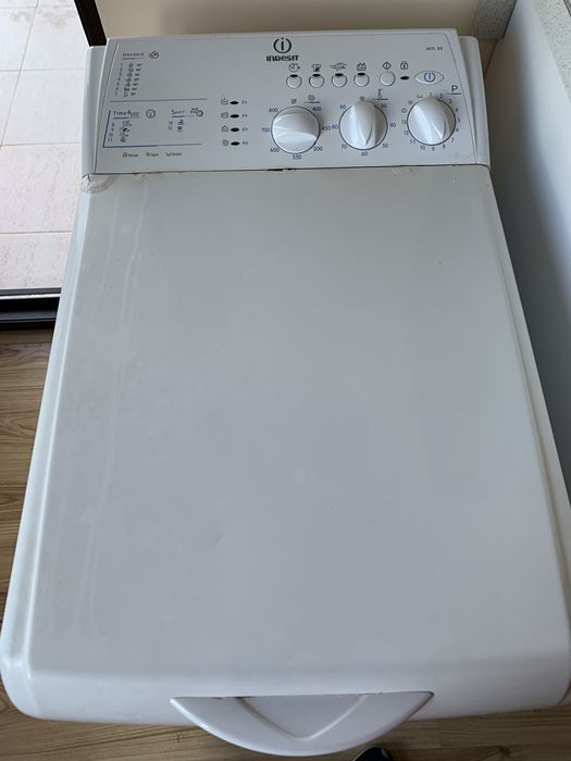 Пералня с горно зарежлане Индезит