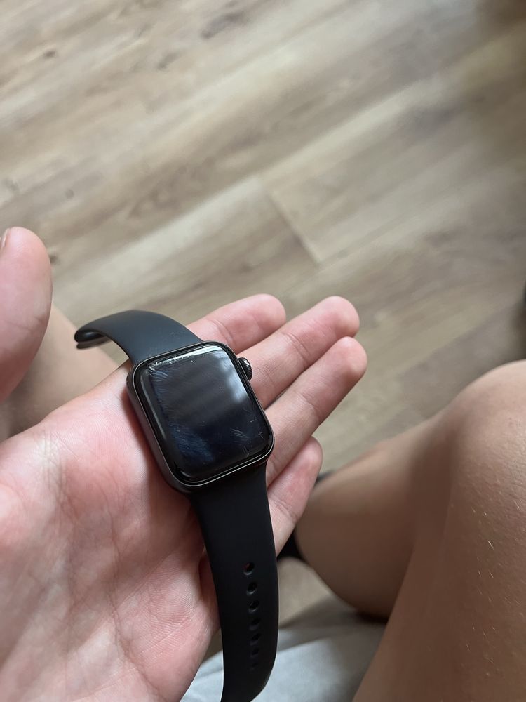 Apple watch SE смарт часовник