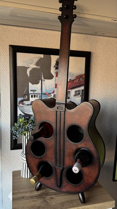 Дървена стойка за вино китара