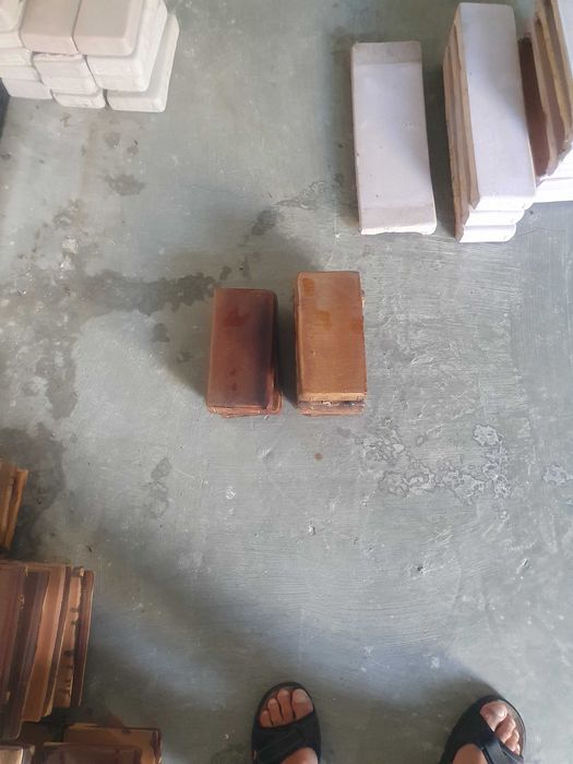 Etajere și materiale pentru sobe din teracotă, culori alb, maron, bej