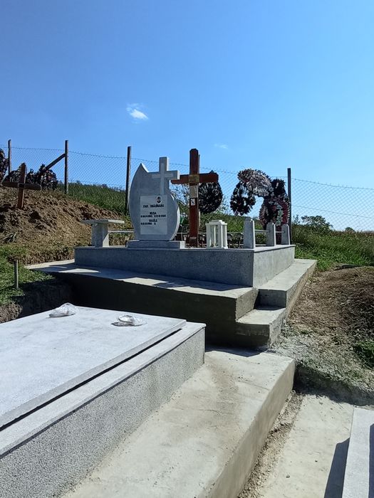 Scris sculptat cruci.