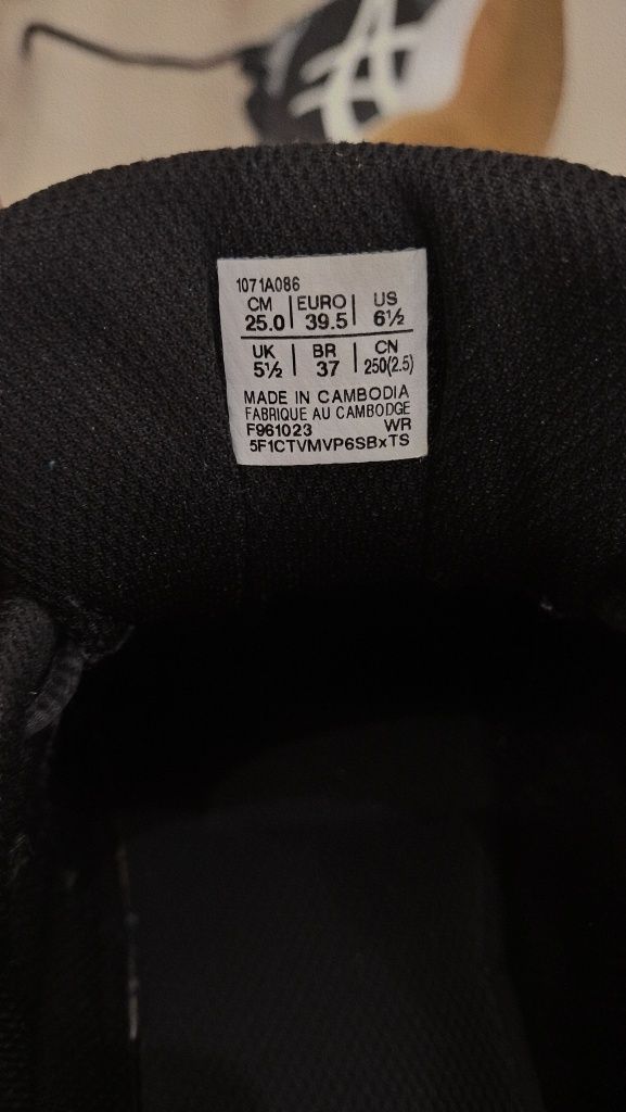Волейболни обувки asics номер 39,5