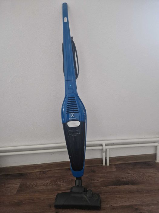 Aspirator vertical cu fir Electrolux