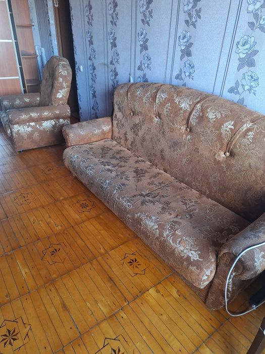 Продам диван с двумя креслами