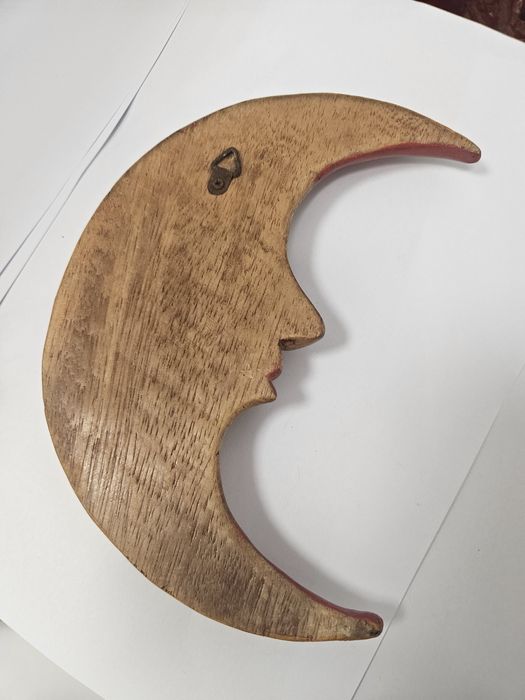 Semiluna sculptată în lemn