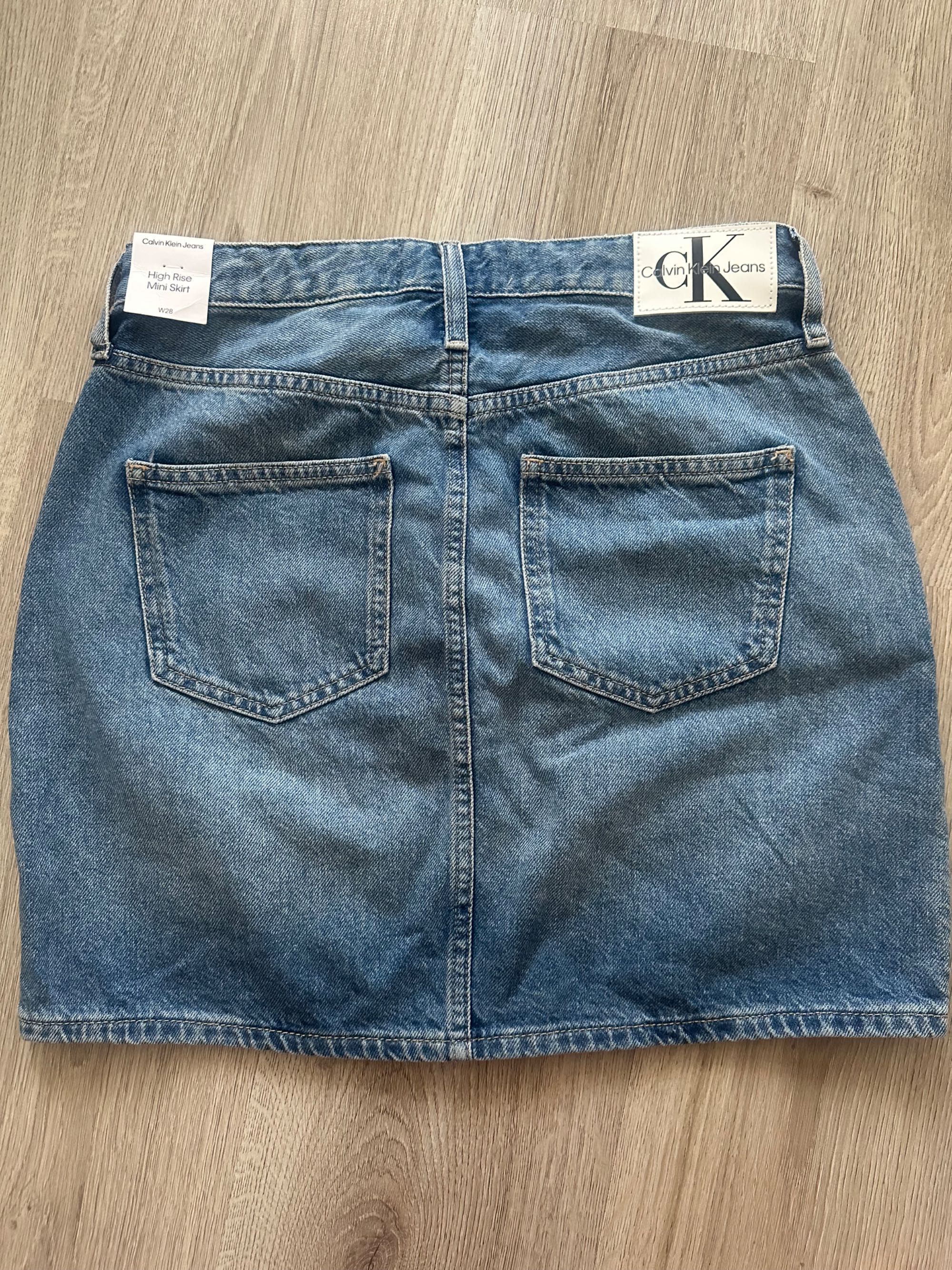 Нова дънкова пола Calvin Klein