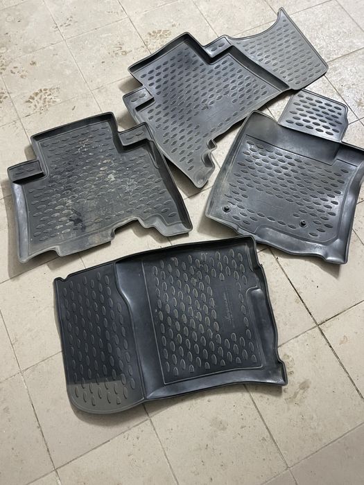 Продам резиновые полики от тойота 150 оригинал