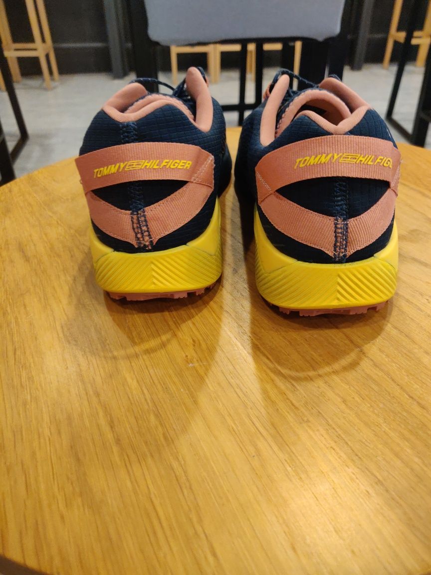 Чисто нови обувки Tommy Hilfiger номер 41