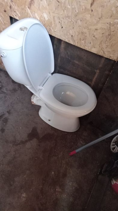 Унитаз рабочий состояние отличное чистый поставить надо и все