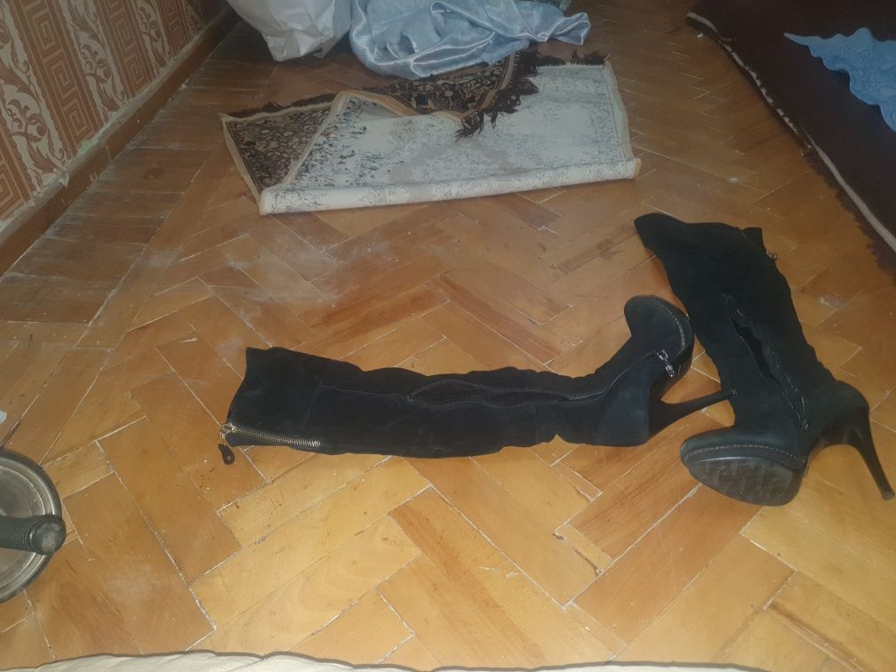 Продаются замшевые сапоги