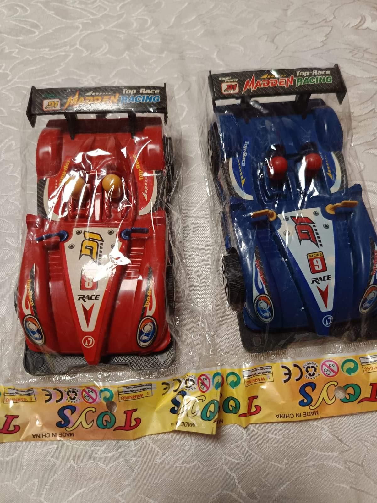 Продавам играчки за момчета