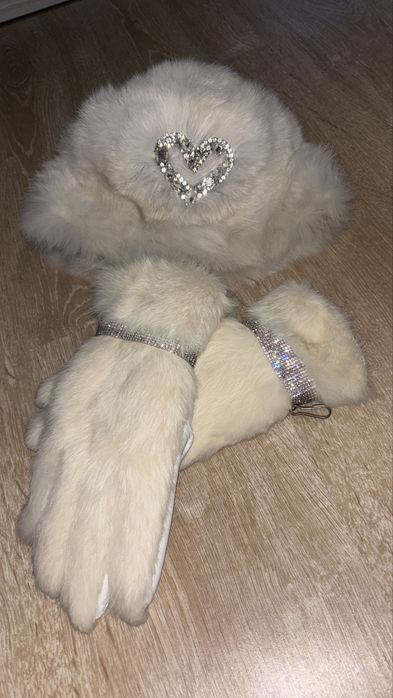 Шапка от бяла лисица с камъни и ръкавици