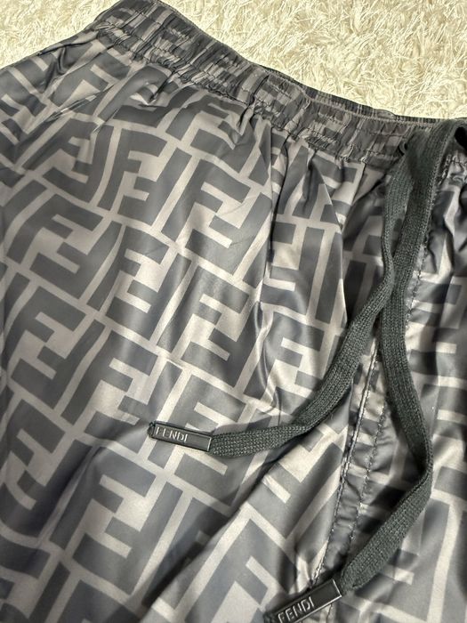 Sort de baie Fendi colectie noua vara 2025