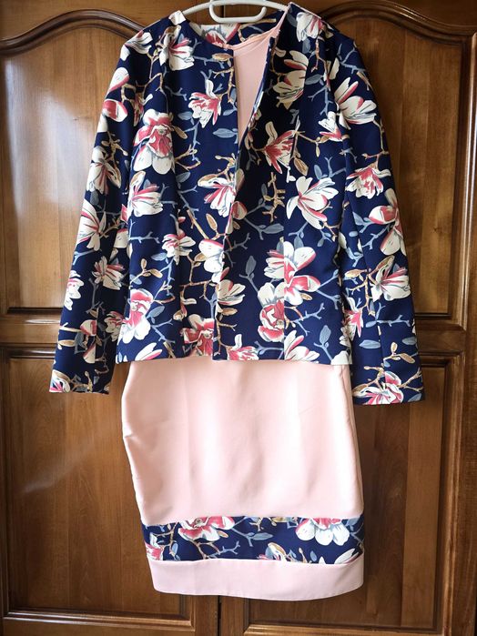 Дамски официален костюм