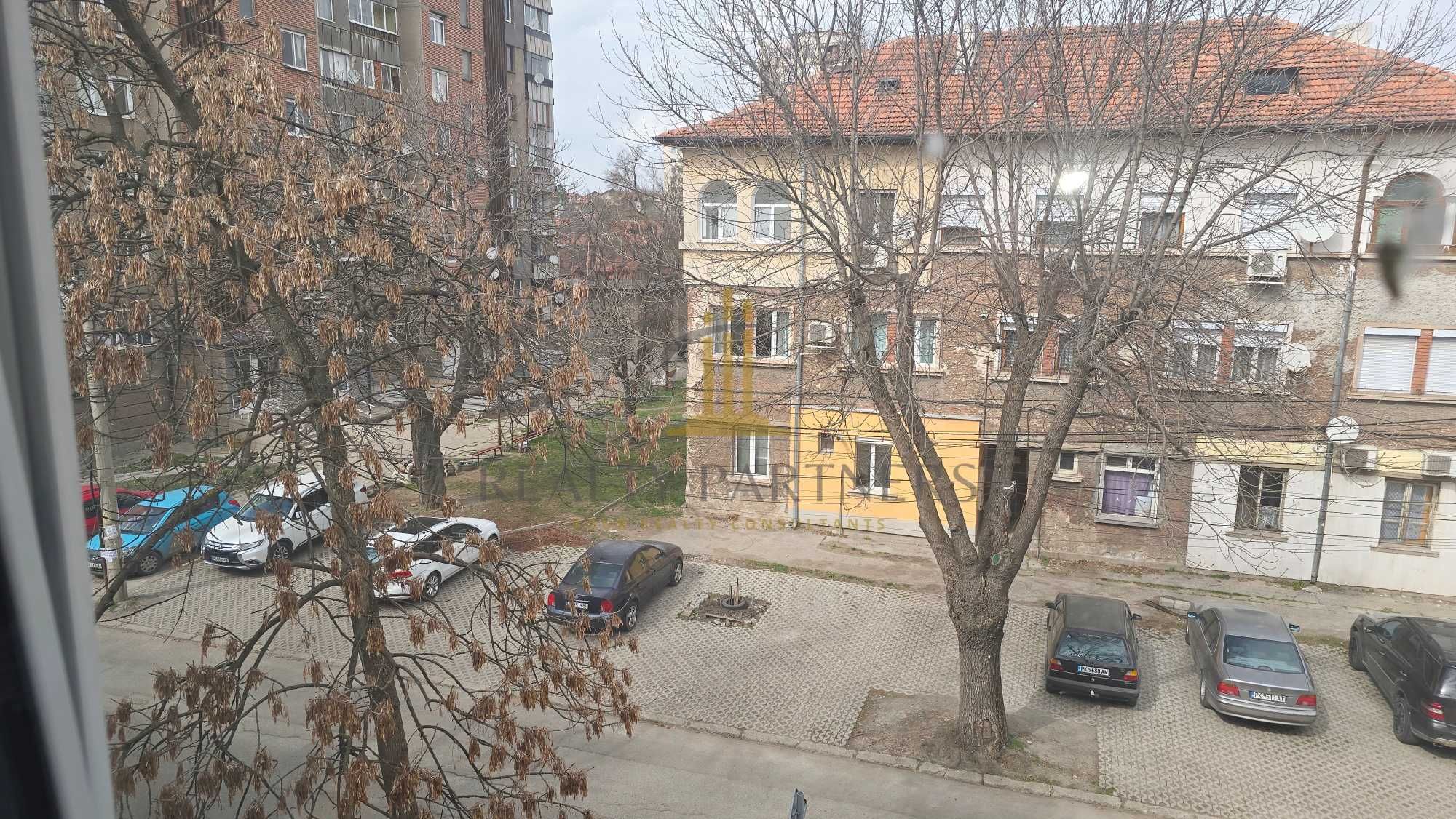 Риълти партнърс продава три стаен апартамент  гр. Перник