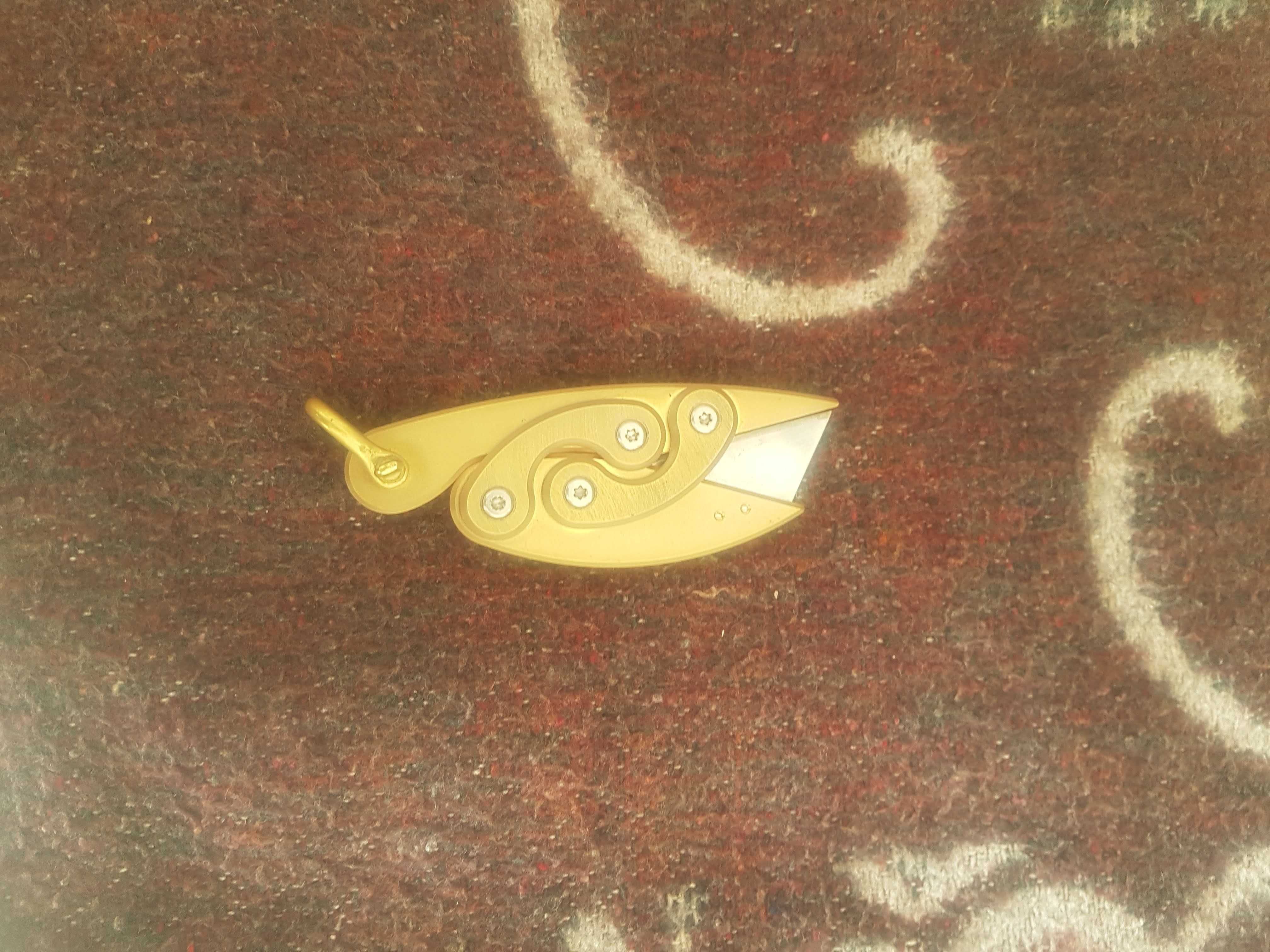 ножче джобно с формата на риба