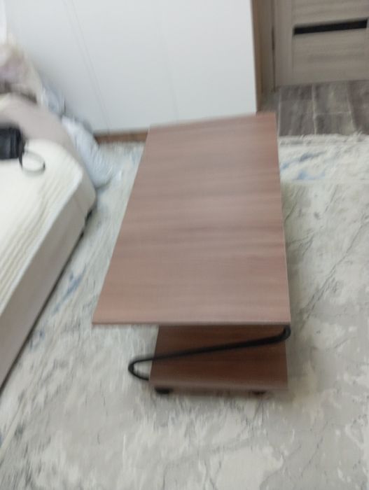 Продается журнальный стол в отличном состоянии на колесиках.