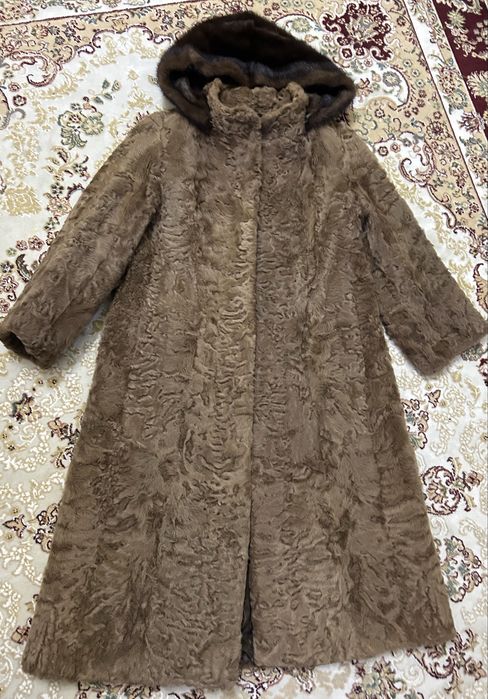 Продаётся шуба из каракуля. Носилась аккуратно, качество отличное.