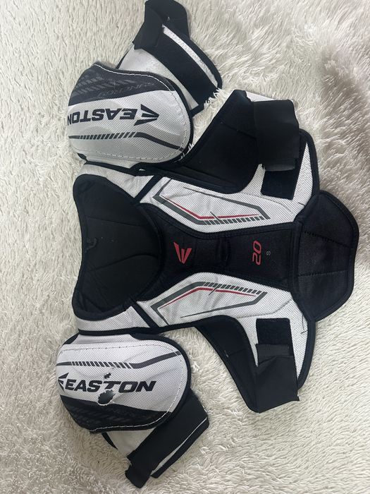 Продам хоккеынй нагрудкин Easton