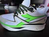 Diadora Atomo v7000