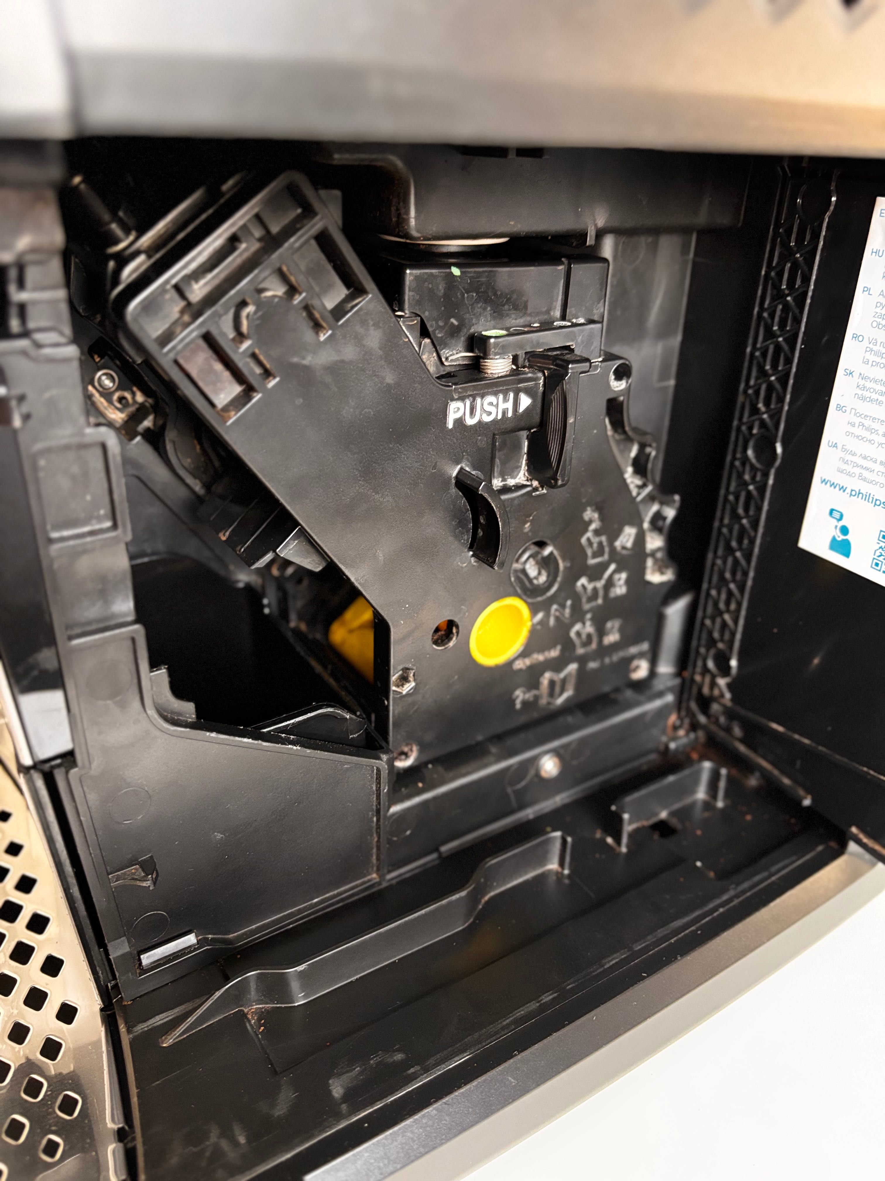 Автоматична кафе машина PHILIPS LatteGo EP3242/60